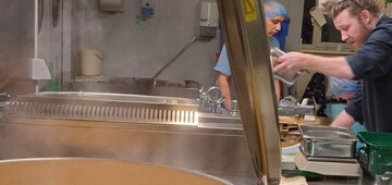 Onze keukenploeg maakt verse soep voor meer dan 4.000 Mechelse kinderen