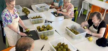 Bewoners wzc Roosendaelveld voorzien basisschool van gezonde tussendoortjes